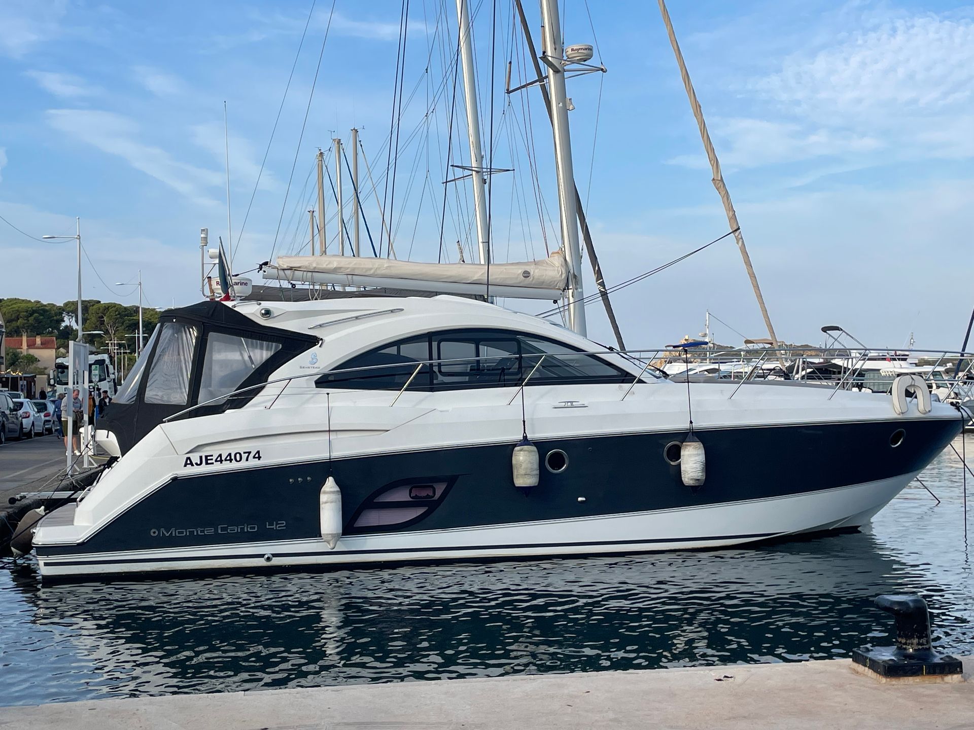 slider 5 Beneteau Monte Carlo 42 HT